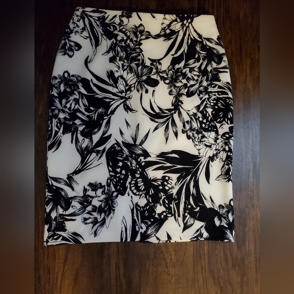 White House Black Market Monochrome Floral Pencil Skirt